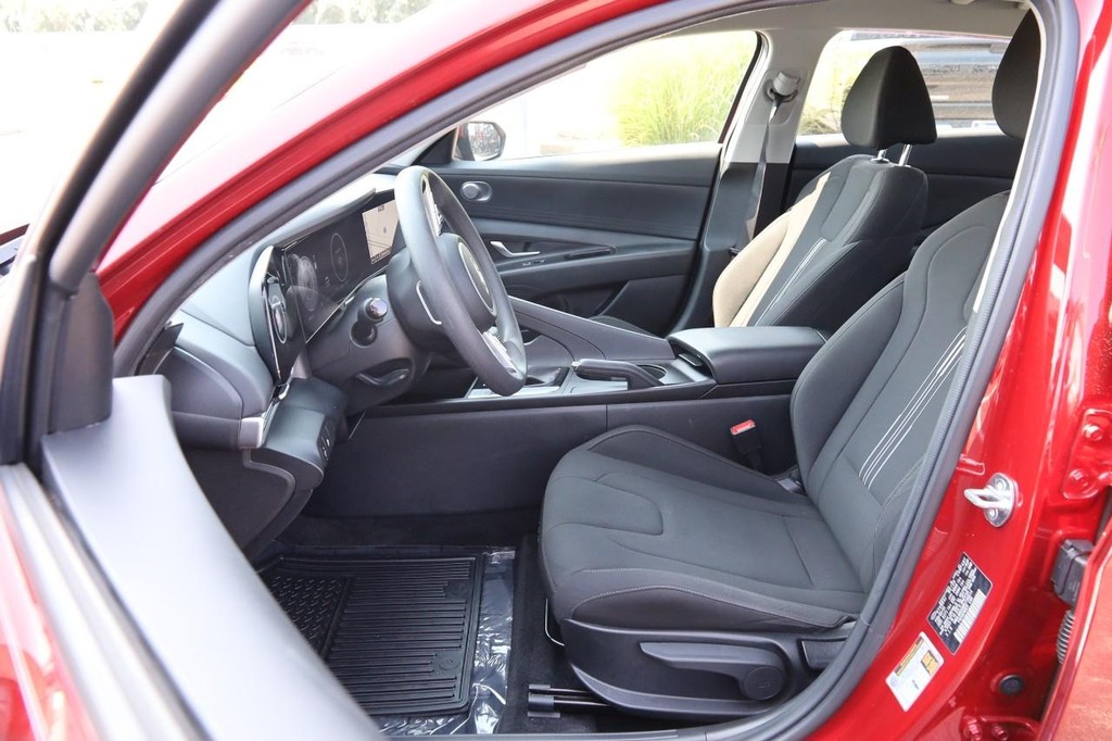 Hyundai Elantra Vehicle Full-screen Gallery Image 8