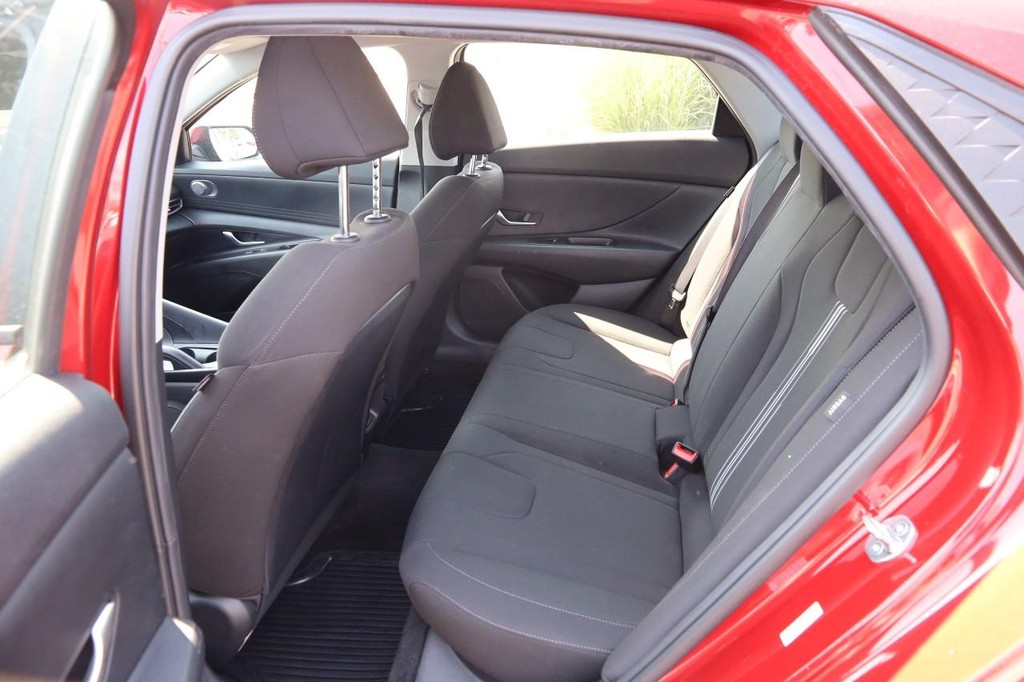 Hyundai Elantra Vehicle Full-screen Gallery Image 9