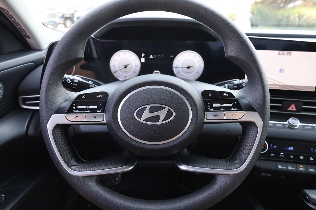 Hyundai Elantra Vehicle Full-screen Gallery Image 10
