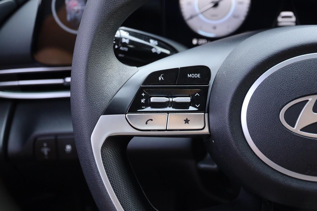 Hyundai Elantra Vehicle Full-screen Gallery Image 11