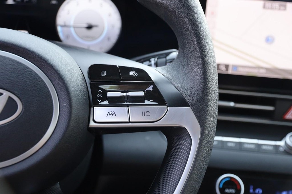 Hyundai Elantra Vehicle Full-screen Gallery Image 12