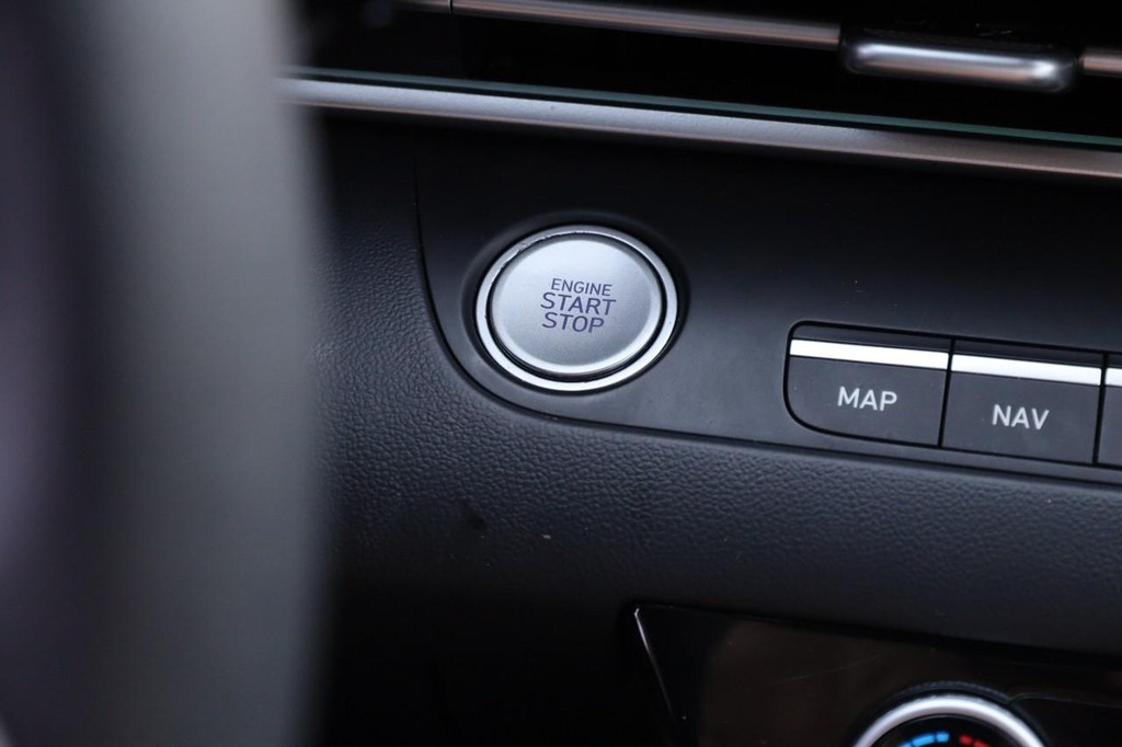 Hyundai Elantra Vehicle Full-screen Gallery Image 14