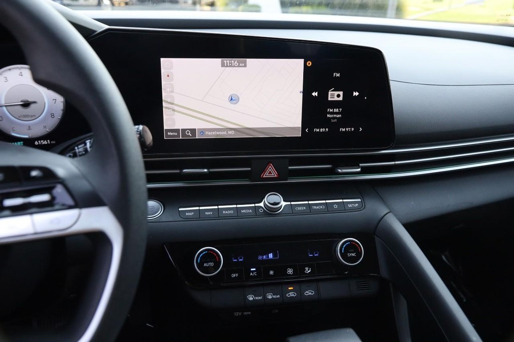 Hyundai Elantra Vehicle Full-screen Gallery Image 15