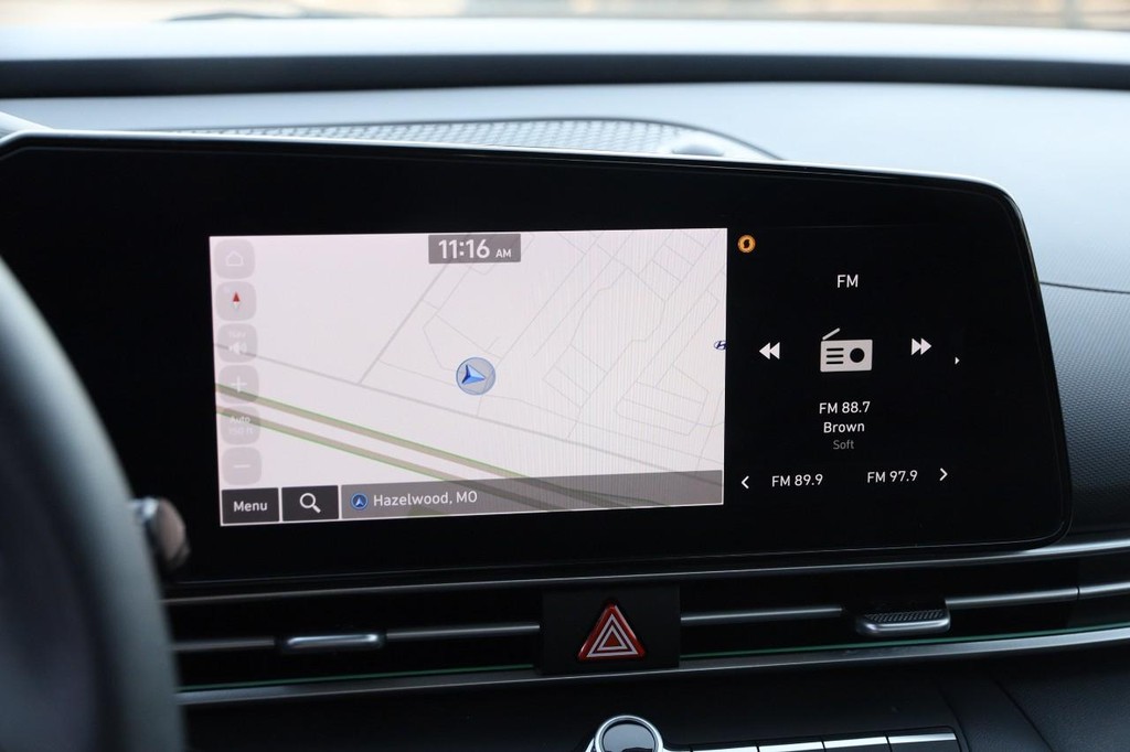 Hyundai Elantra Vehicle Full-screen Gallery Image 16