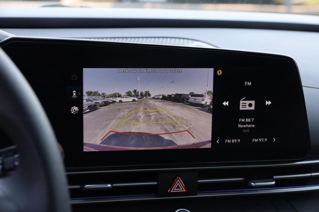 Hyundai Elantra Vehicle Full-screen Gallery Image 17