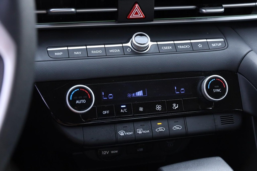 Hyundai Elantra Vehicle Full-screen Gallery Image 18