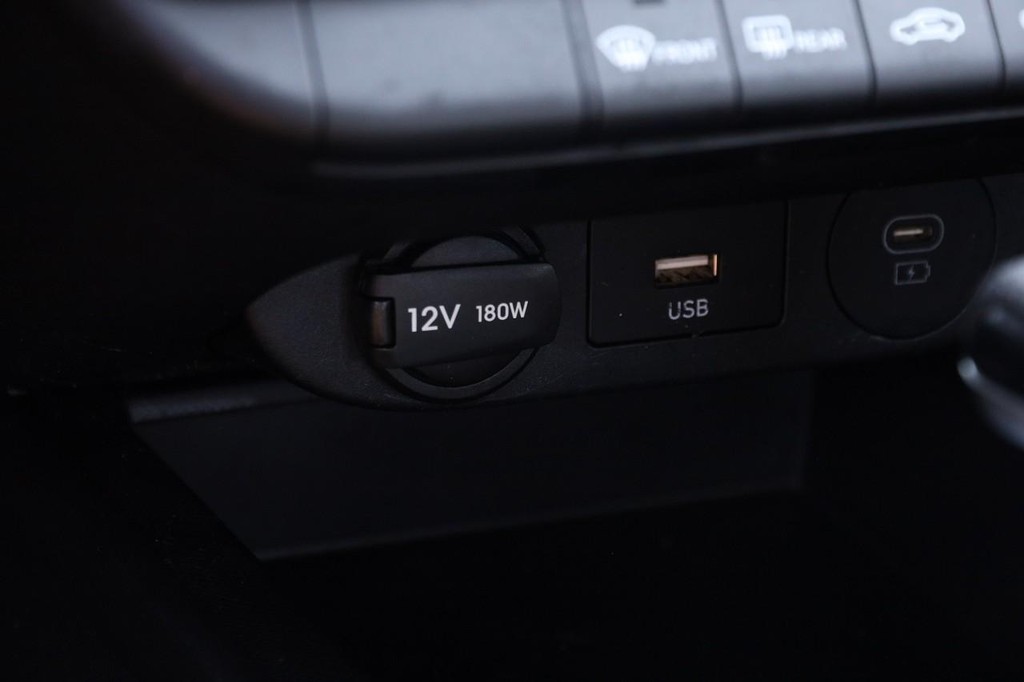 Hyundai Elantra Vehicle Full-screen Gallery Image 19
