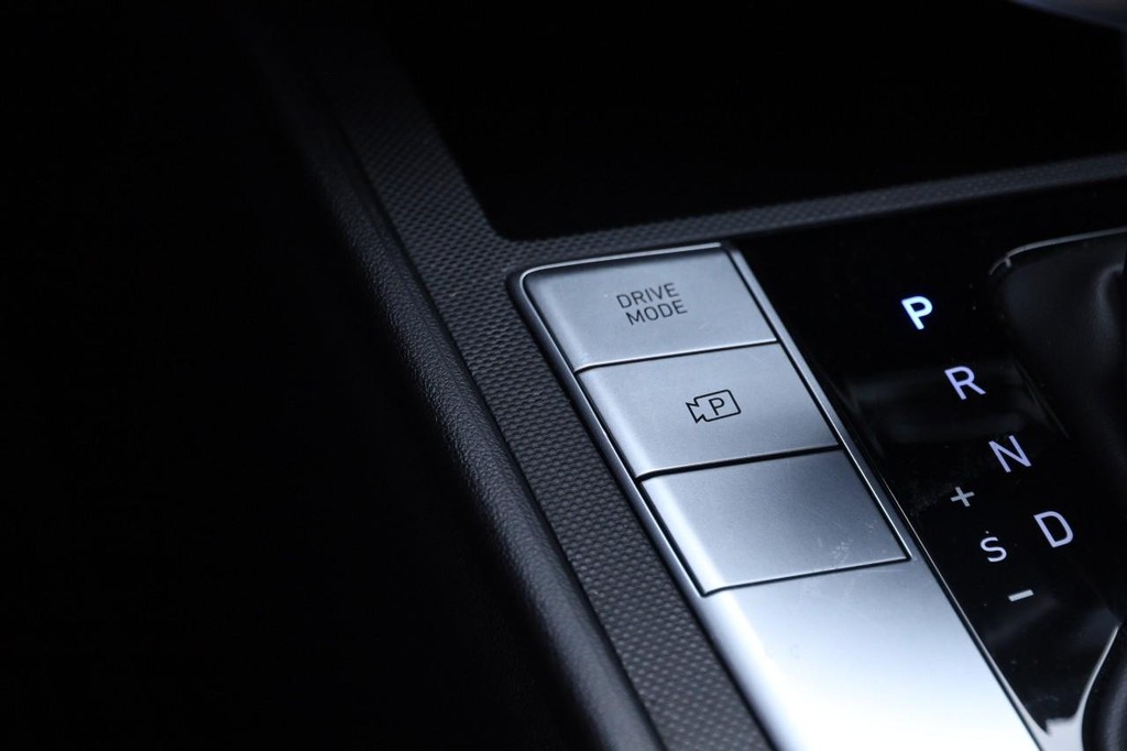 Hyundai Elantra Vehicle Full-screen Gallery Image 20