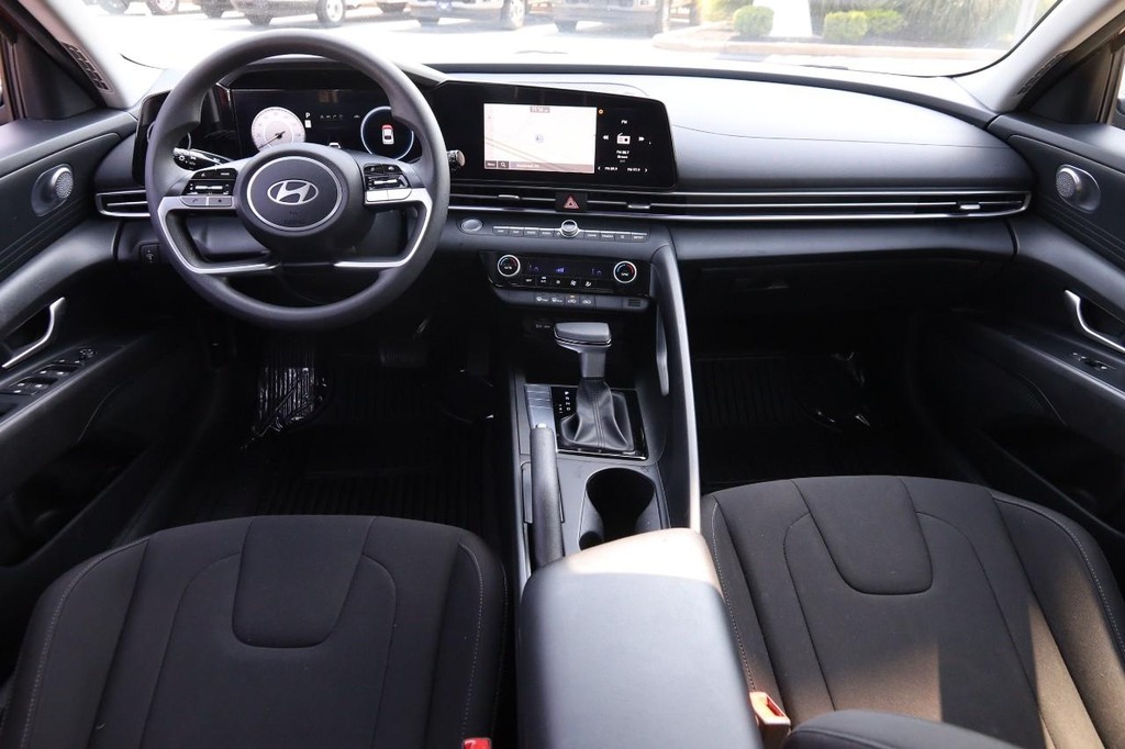 Hyundai Elantra Vehicle Full-screen Gallery Image 22