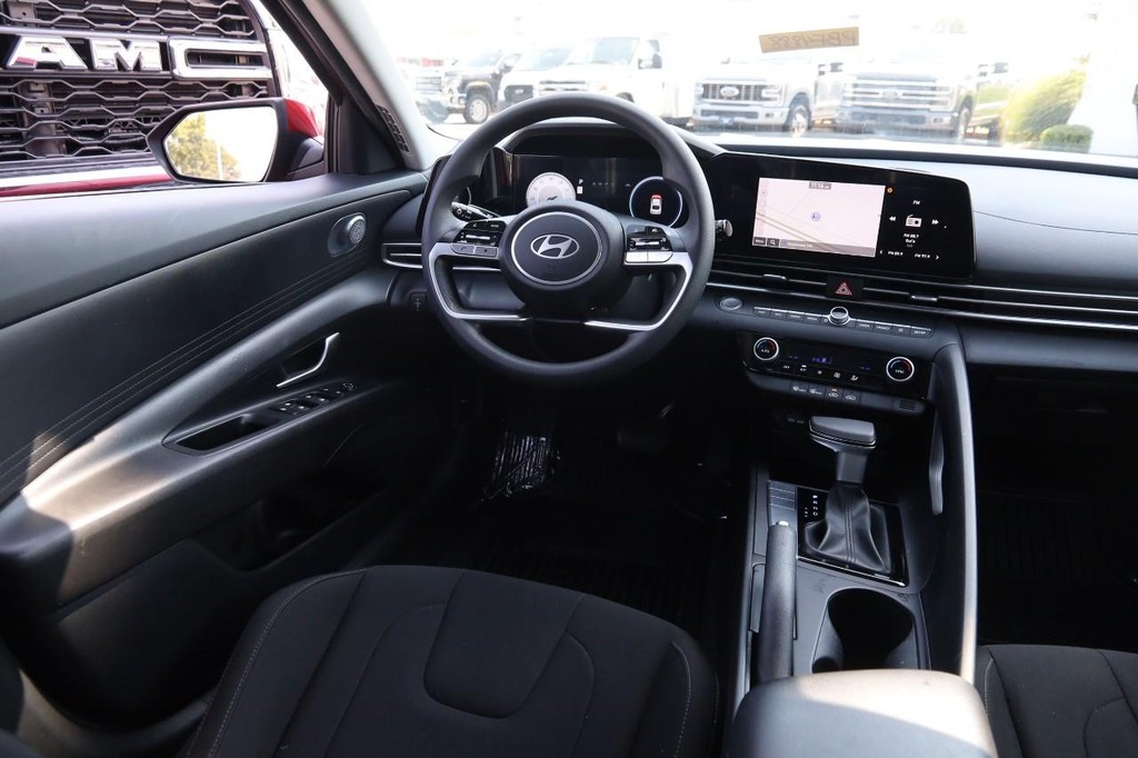 Hyundai Elantra Vehicle Full-screen Gallery Image 23