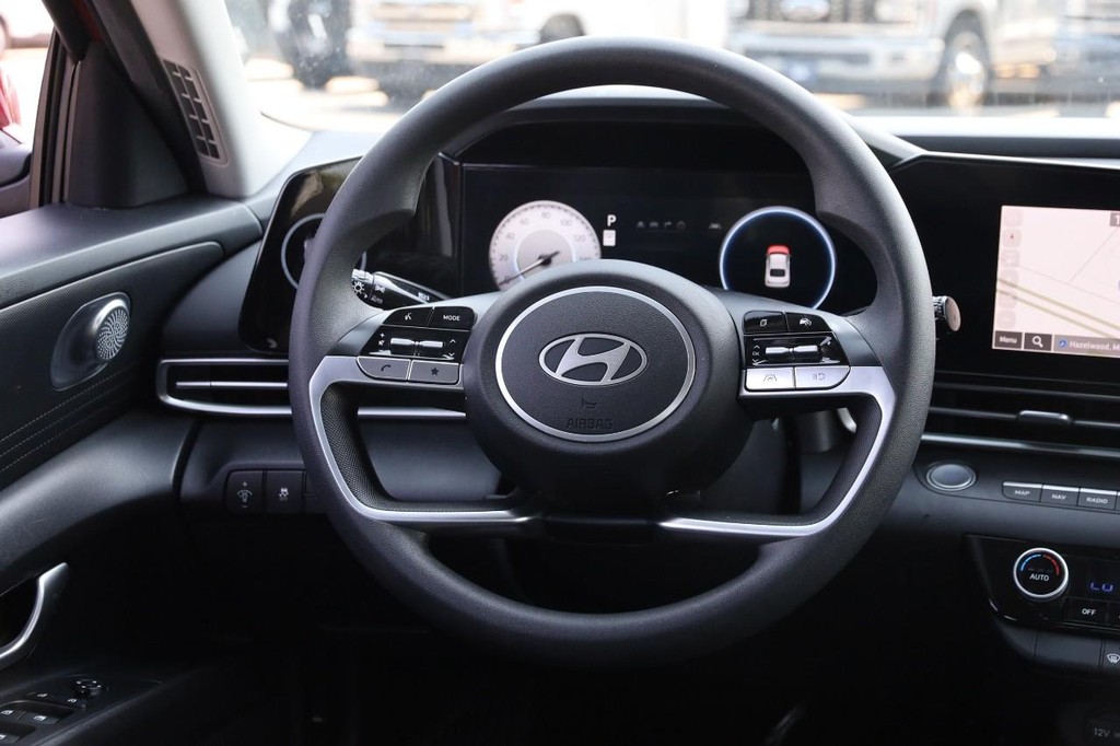 Hyundai Elantra Vehicle Full-screen Gallery Image 24