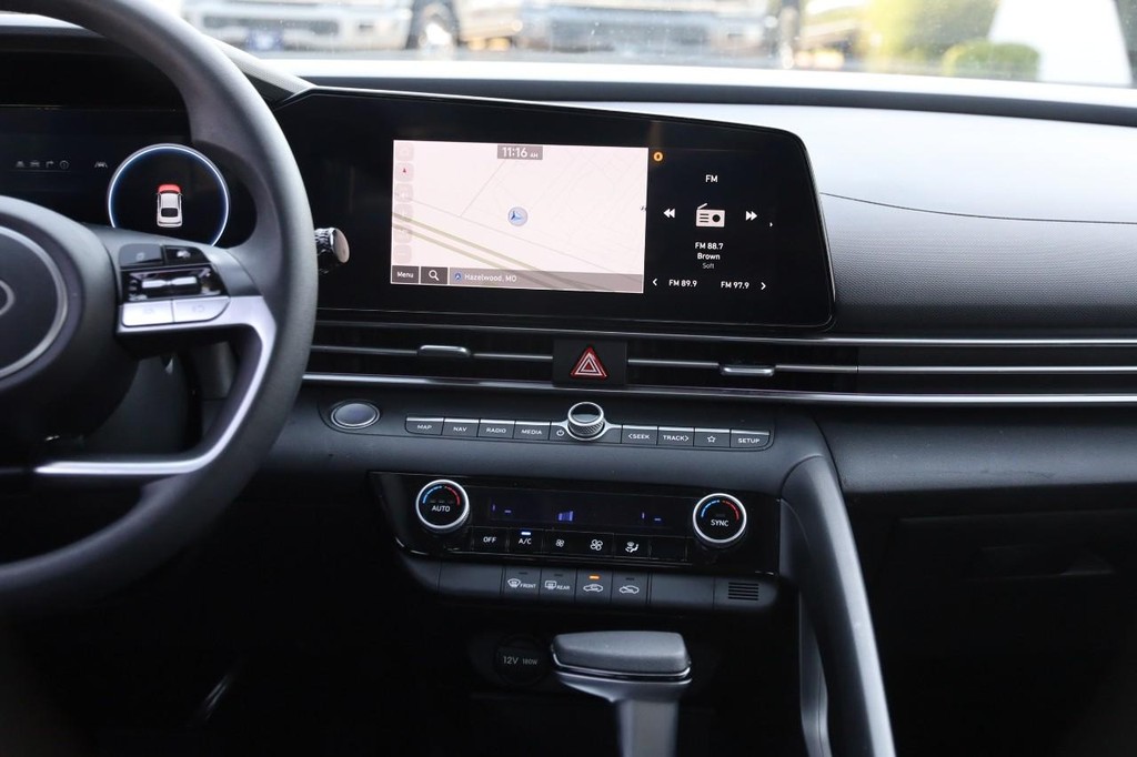 Hyundai Elantra Vehicle Full-screen Gallery Image 25