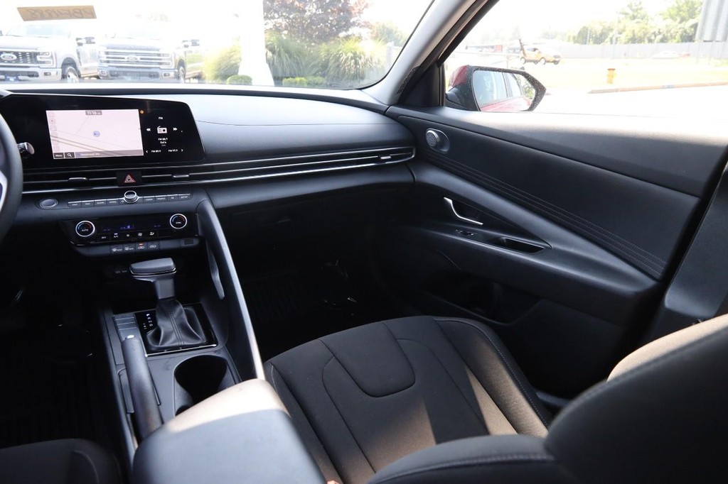Hyundai Elantra Vehicle Full-screen Gallery Image 26