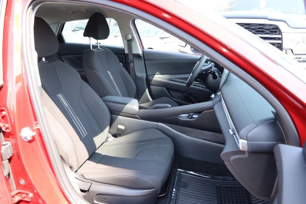 Hyundai Elantra Vehicle Full-screen Gallery Image 27