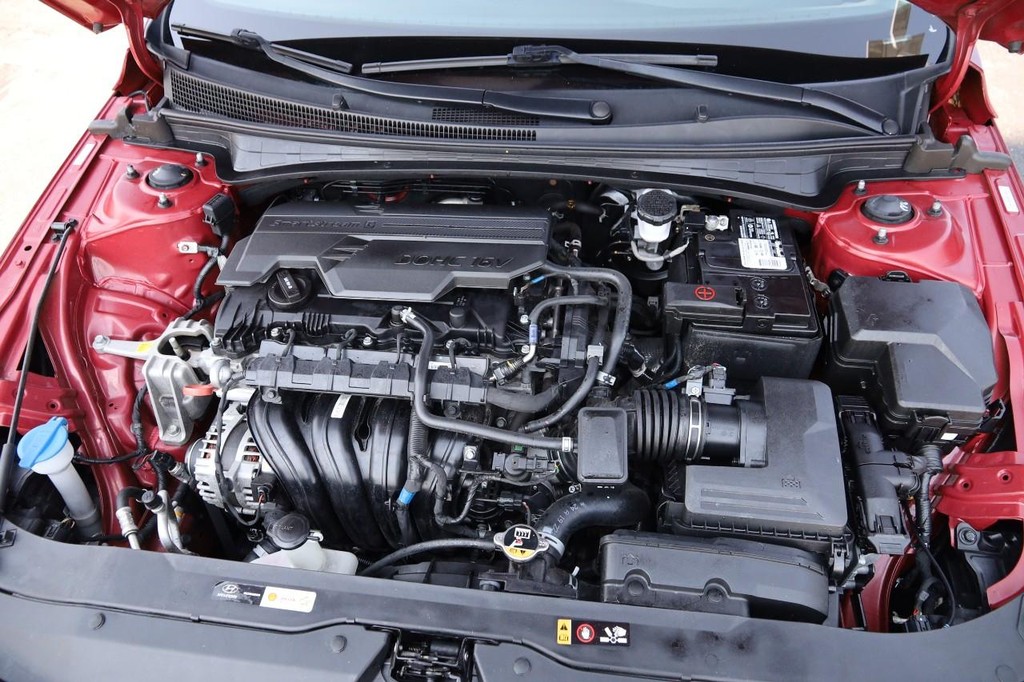 Hyundai Elantra Vehicle Full-screen Gallery Image 28