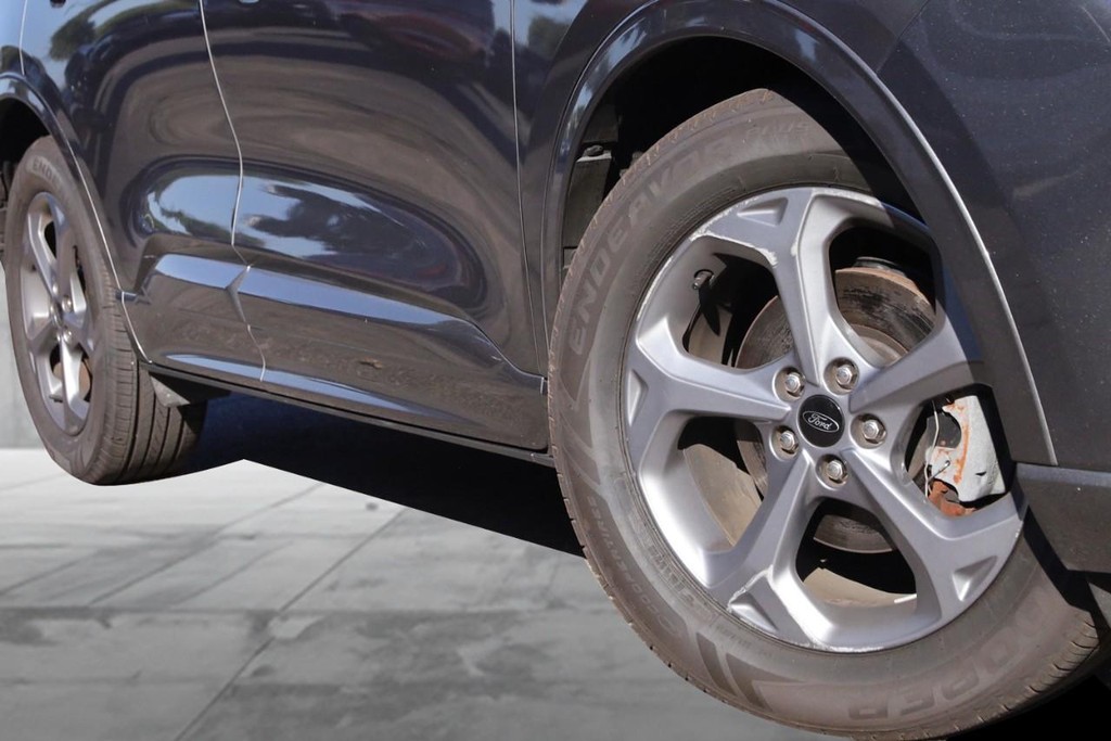 Ford Escape Vehicle Full-screen Gallery Image 03