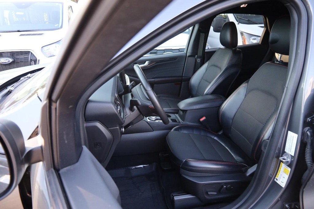 Ford Escape Vehicle Full-screen Gallery Image 09