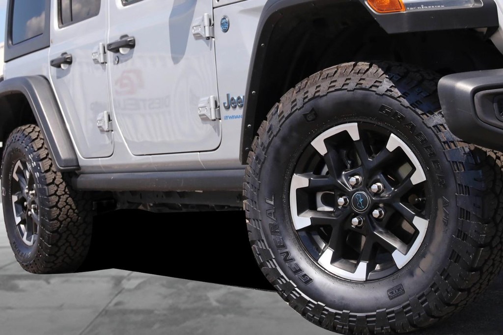 Jeep Wrangler 4xe Vehicle Full-screen Gallery Image 3