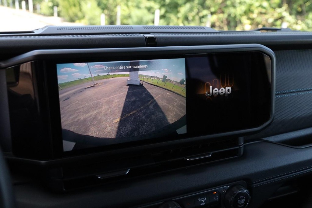 Jeep Wrangler 4xe Vehicle Full-screen Gallery Image 17