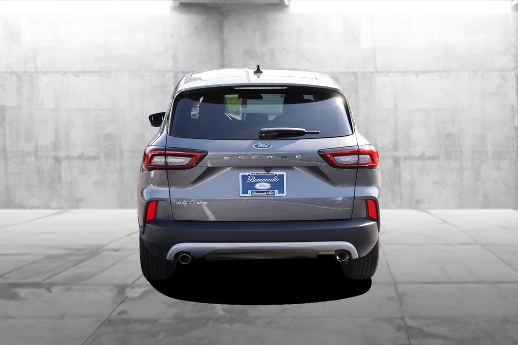 Ford Escape Vehicle Full-screen Gallery Image 06