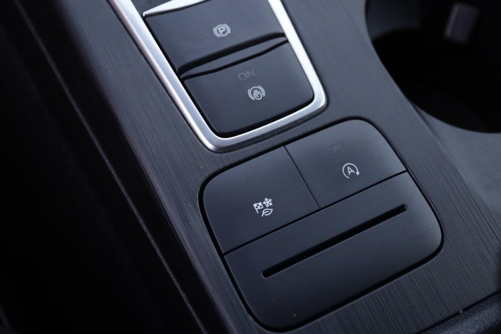 Ford Escape Vehicle Full-screen Gallery Image 18