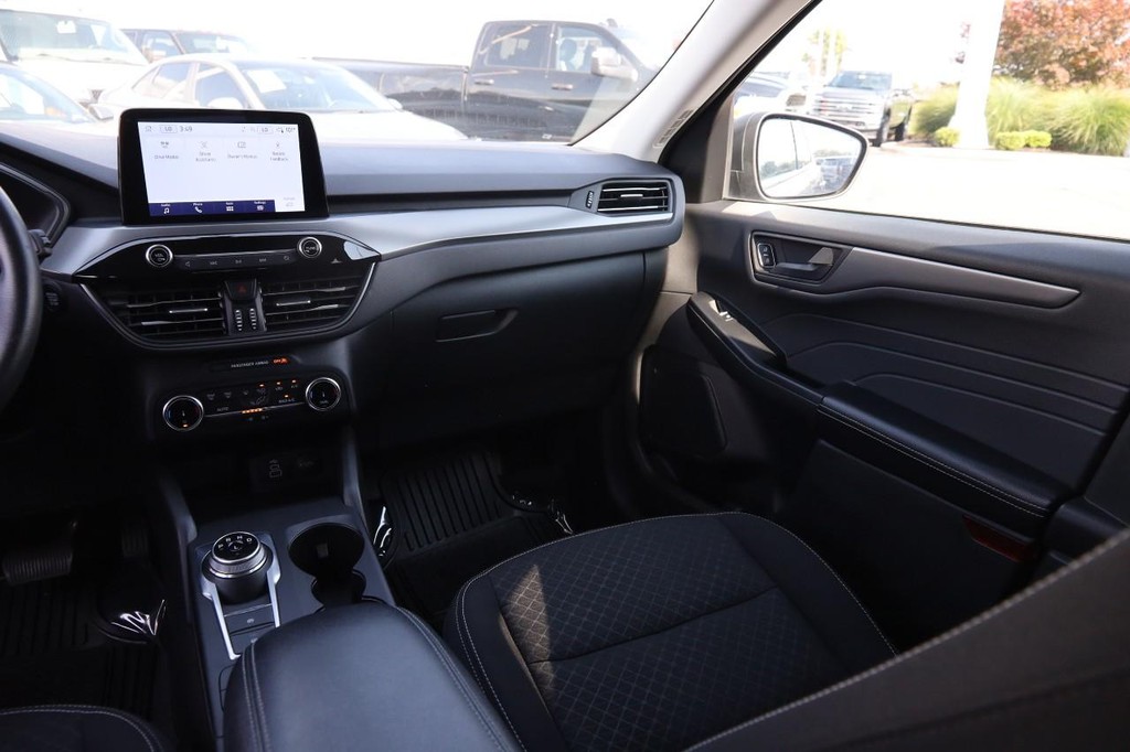 Ford Escape Vehicle Full-screen Gallery Image 25