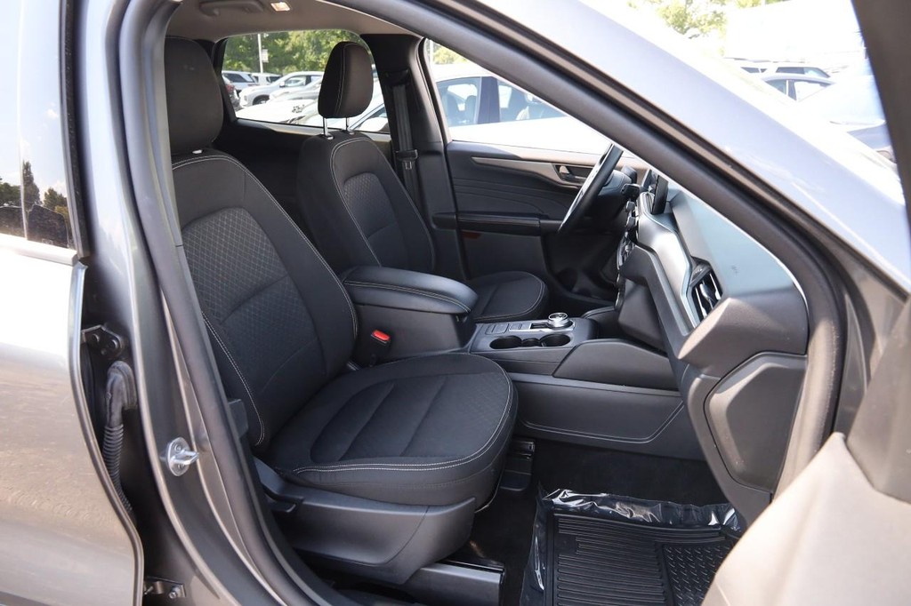 Ford Escape Vehicle Full-screen Gallery Image 26