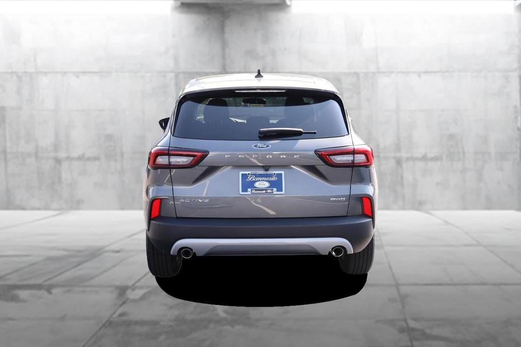 Ford Escape Vehicle Full-screen Gallery Image 06
