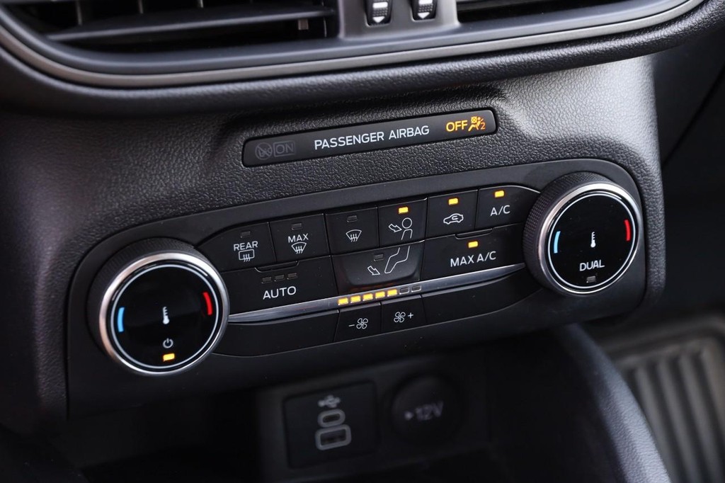 Ford Escape Vehicle Full-screen Gallery Image 18