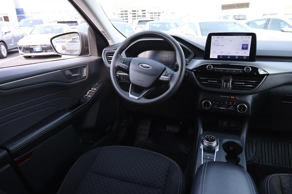 Ford Escape Vehicle Full-screen Gallery Image 22