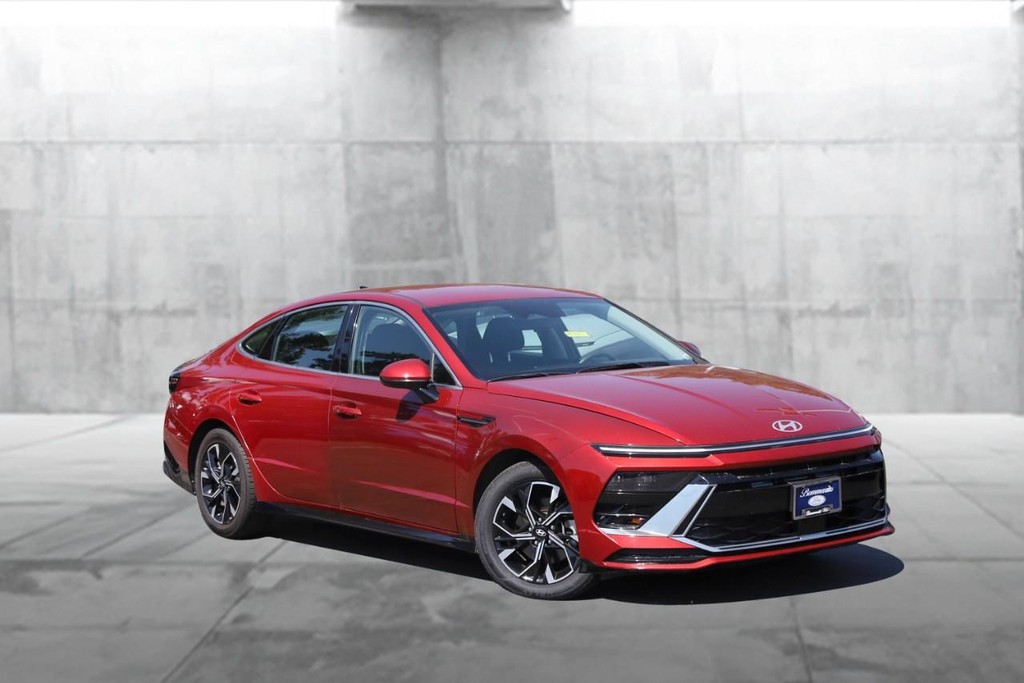 Hyundai Sonata Vehicle Full-screen Gallery Image 2