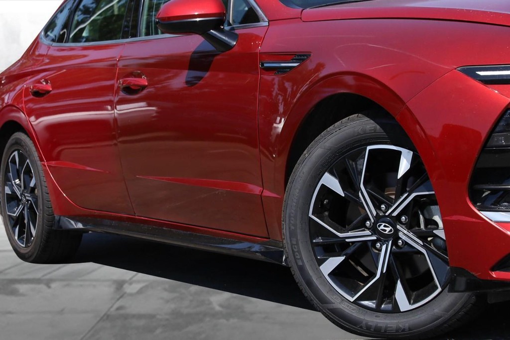 Hyundai Sonata Vehicle Full-screen Gallery Image 3