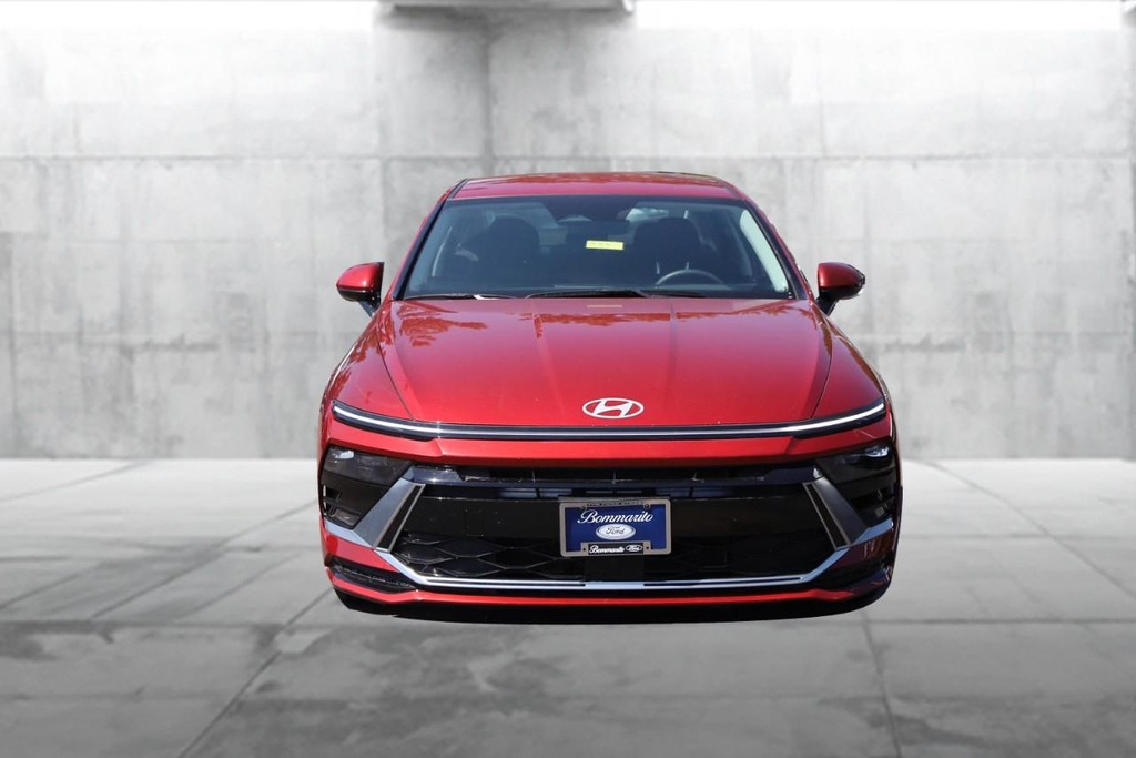 Hyundai Sonata Vehicle Full-screen Gallery Image 4