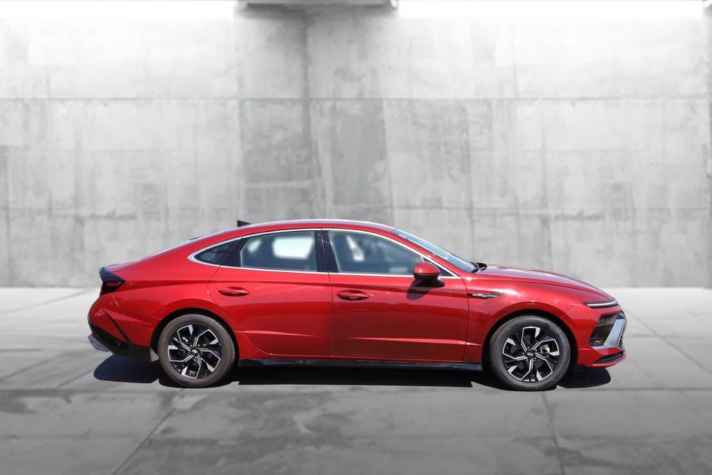 Hyundai Sonata Vehicle Full-screen Gallery Image 5
