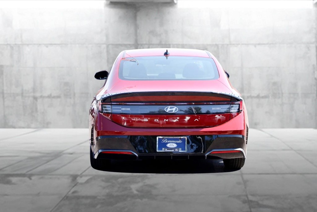 Hyundai Sonata Vehicle Full-screen Gallery Image 6