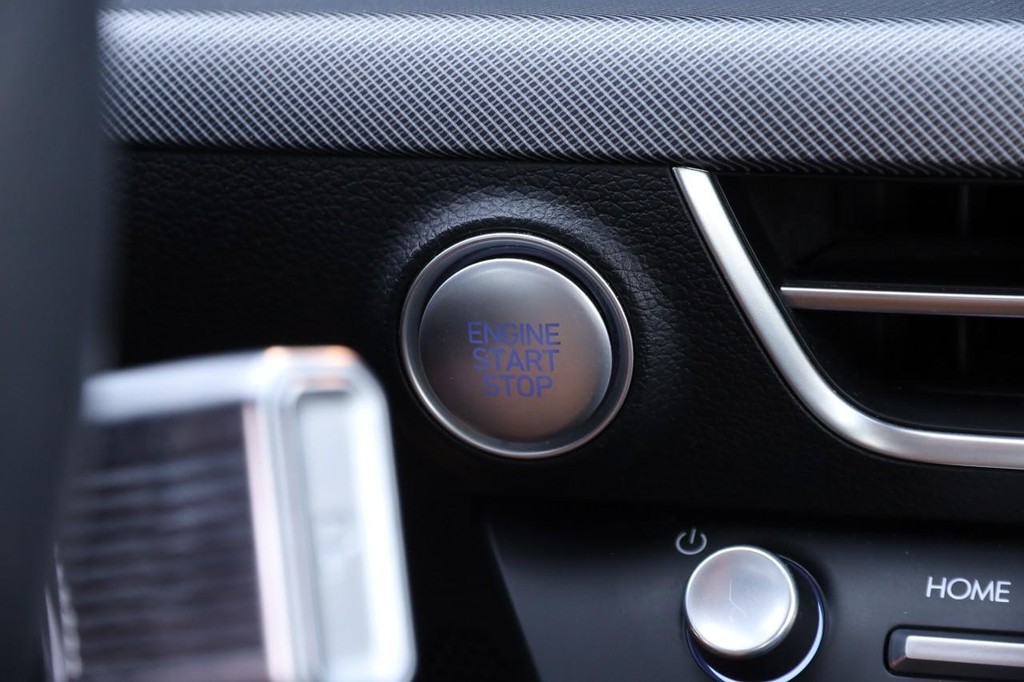 Hyundai Sonata Vehicle Full-screen Gallery Image 14