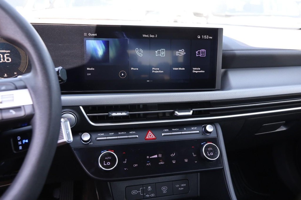 Hyundai Sonata Vehicle Full-screen Gallery Image 15