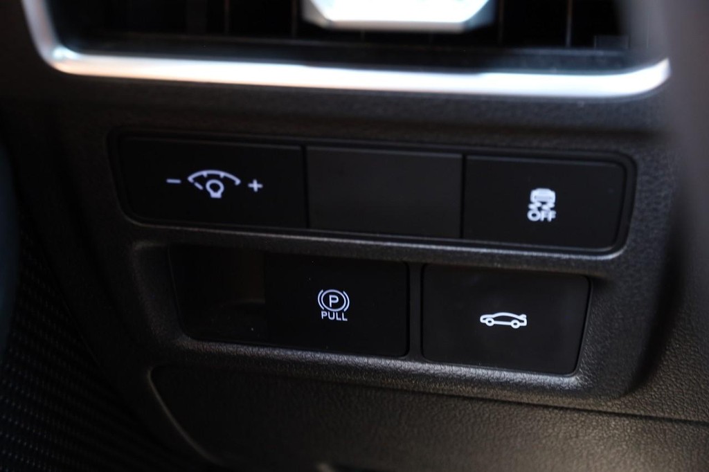 Hyundai Sonata Vehicle Full-screen Gallery Image 21