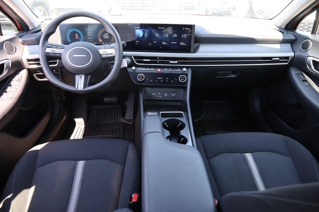 Hyundai Sonata Vehicle Full-screen Gallery Image 22