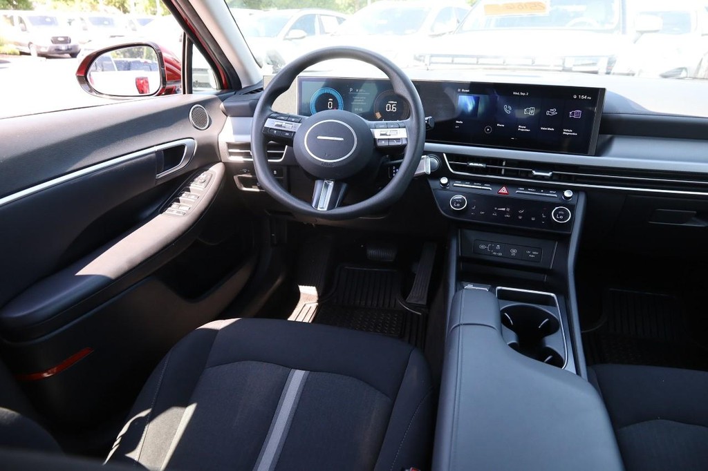 Hyundai Sonata Vehicle Full-screen Gallery Image 23