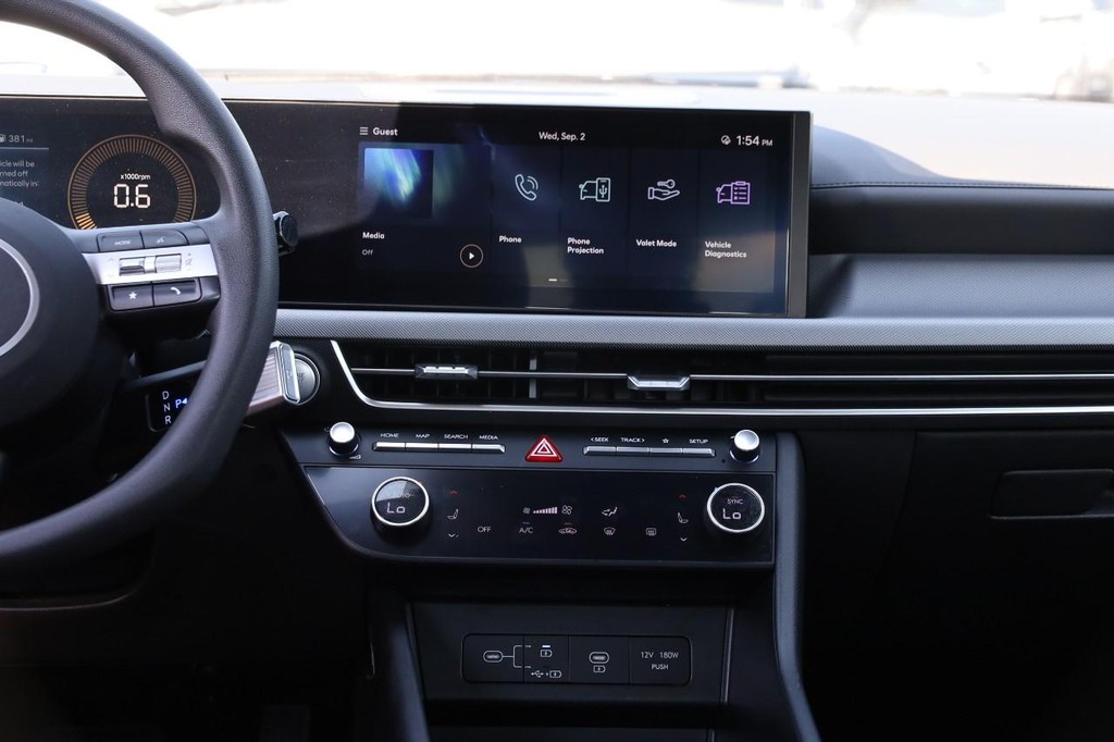 Hyundai Sonata Vehicle Full-screen Gallery Image 25