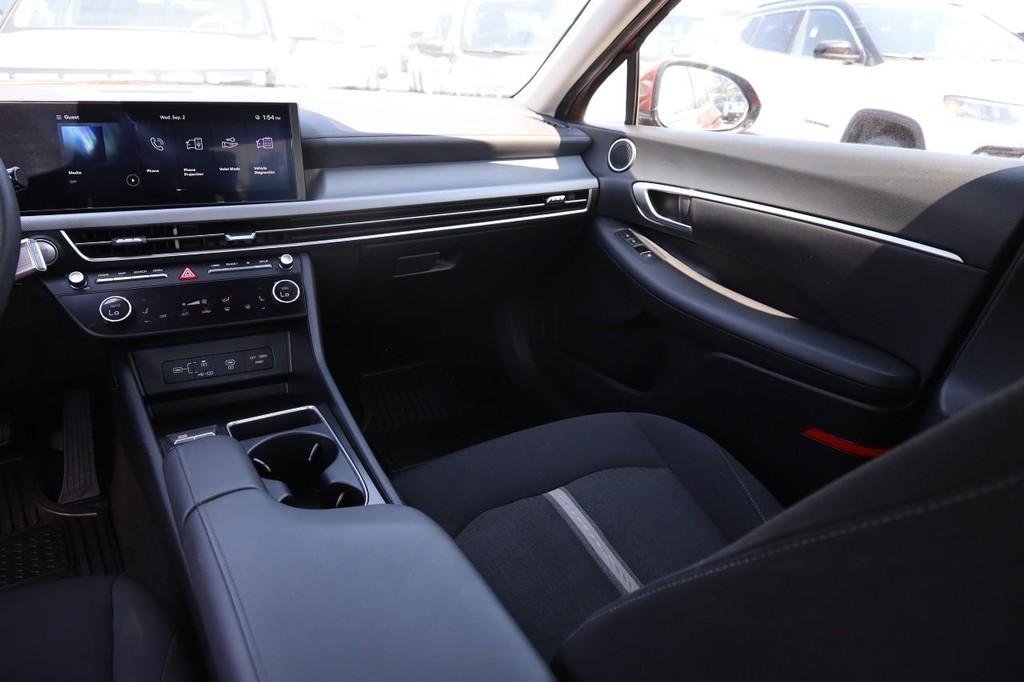 Hyundai Sonata Vehicle Full-screen Gallery Image 26