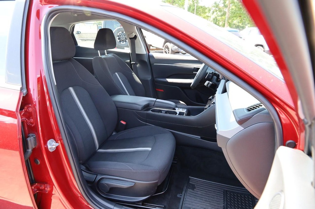 Hyundai Sonata Vehicle Full-screen Gallery Image 27