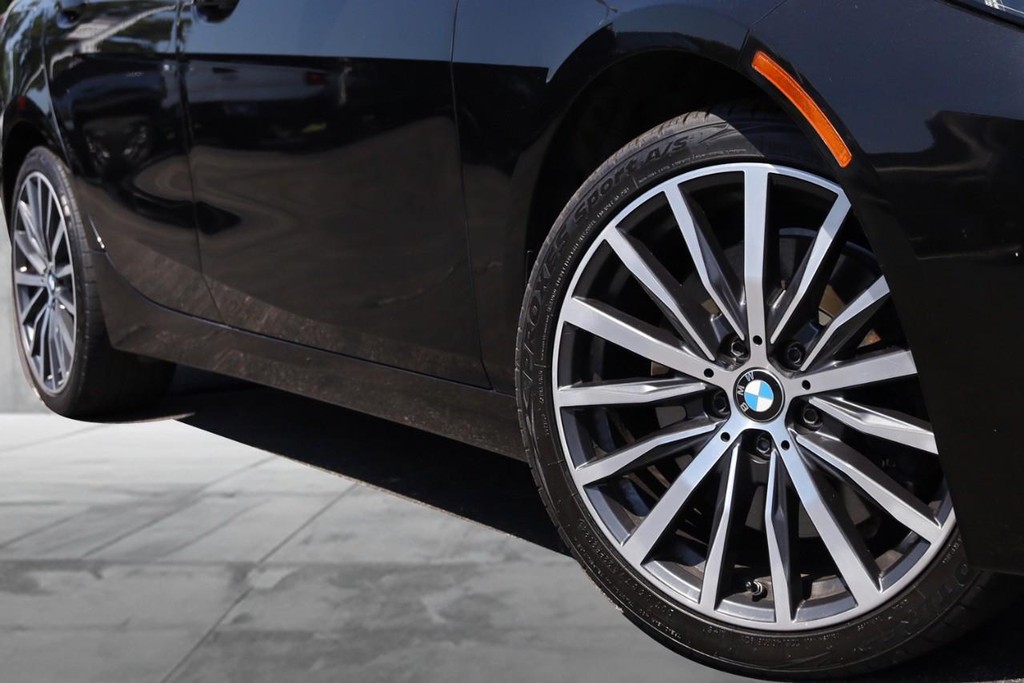 BMW 2 Series Vehicle Full-screen Gallery Image 03