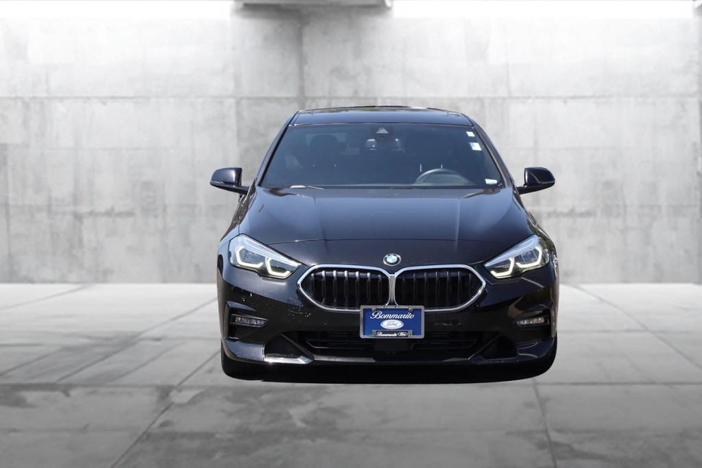 BMW 2 Series Vehicle Full-screen Gallery Image 04