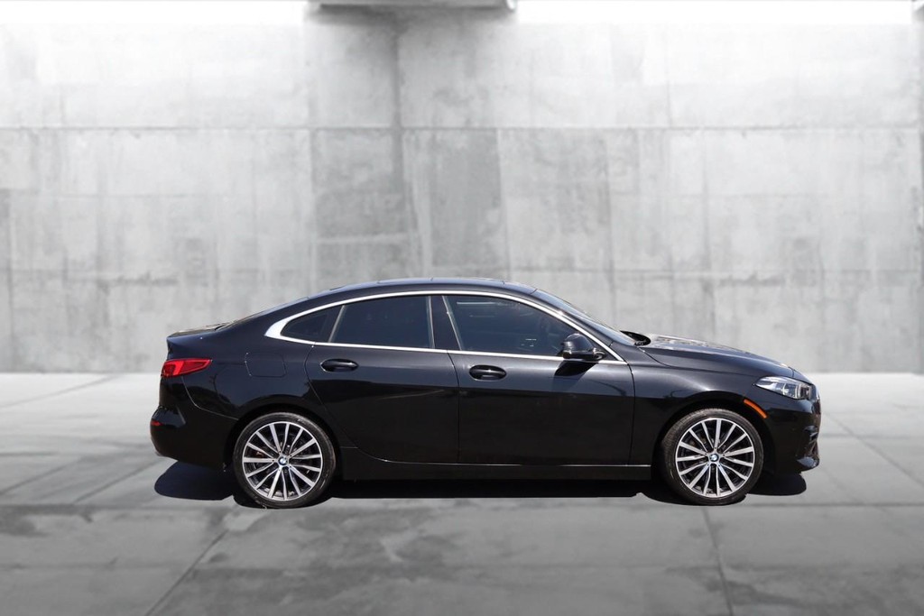 BMW 2 Series Vehicle Full-screen Gallery Image 05