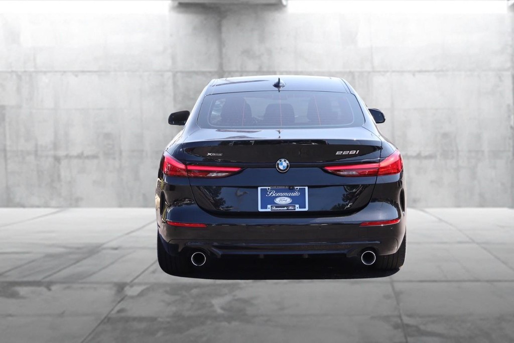 BMW 2 Series Vehicle Full-screen Gallery Image 06