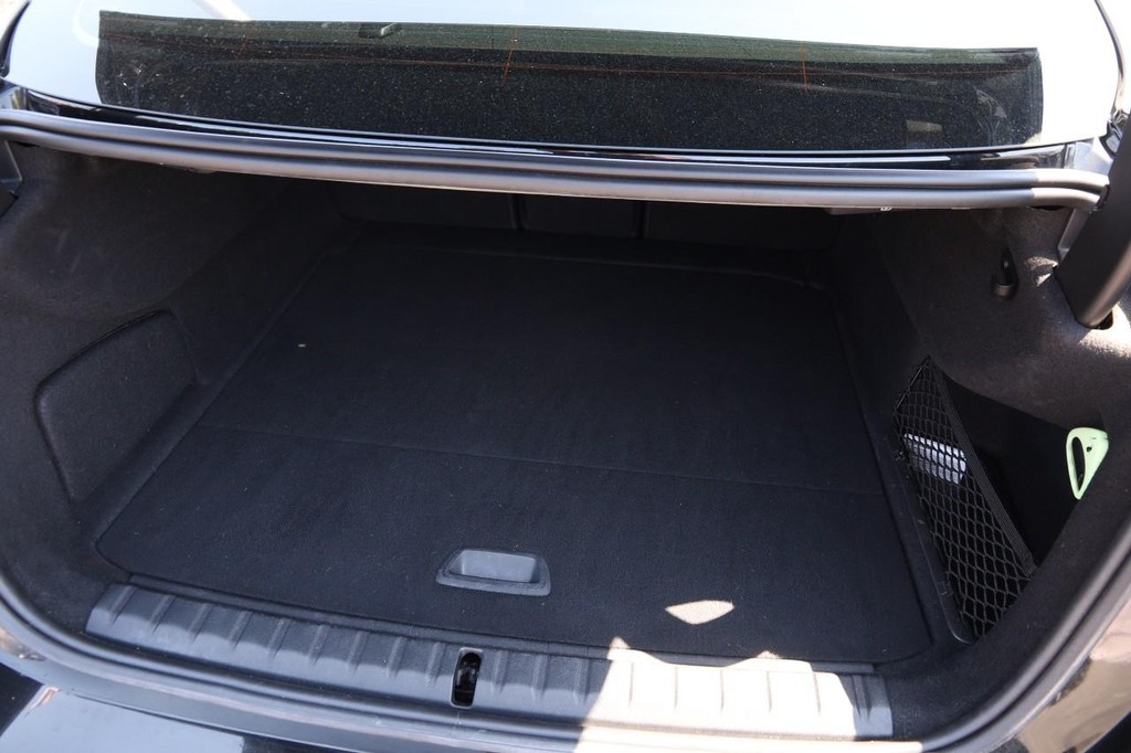 BMW 2 Series Vehicle Full-screen Gallery Image 07