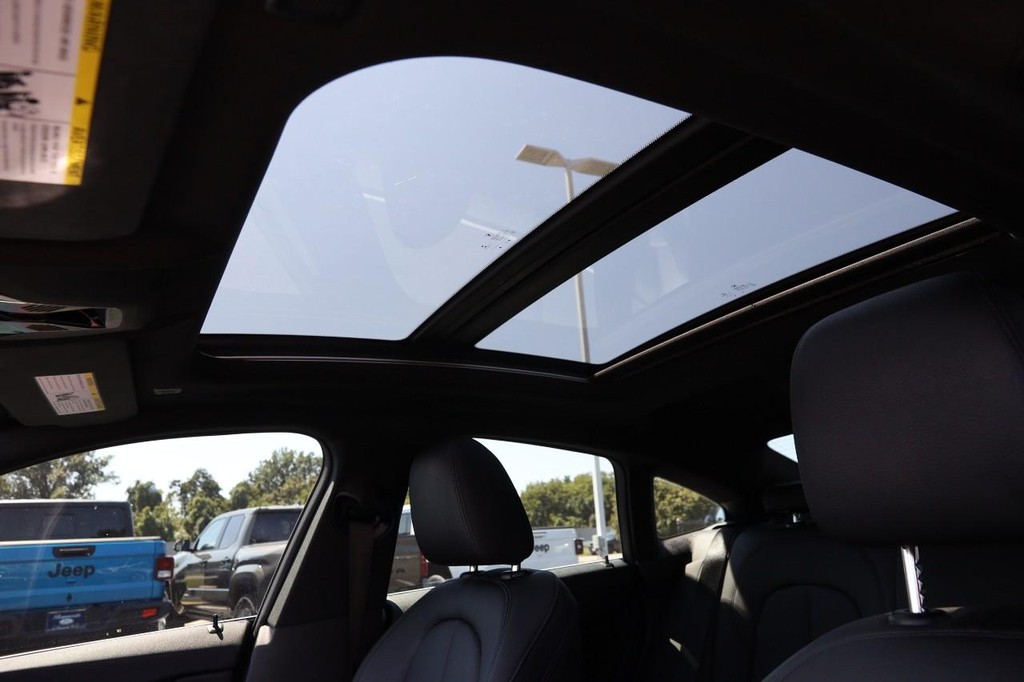 BMW 2 Series Vehicle Full-screen Gallery Image 08