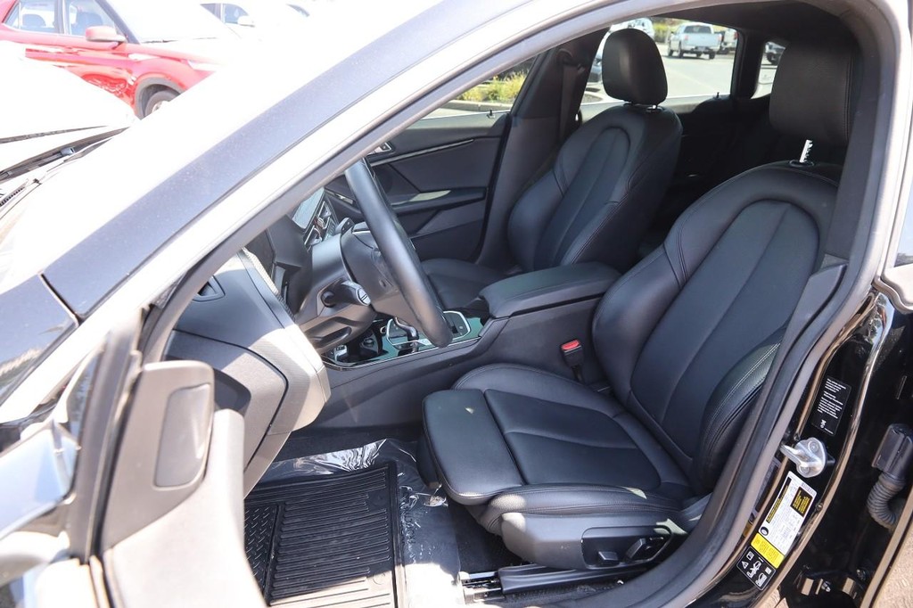 BMW 2 Series Vehicle Full-screen Gallery Image 09